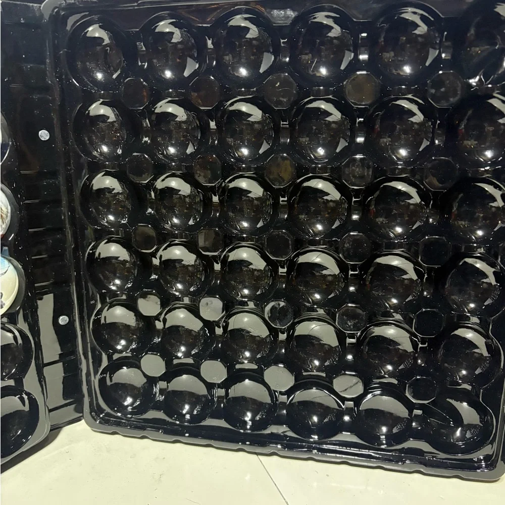 Folder containing 33 Roxx Buttons. - Picture 6 of 7